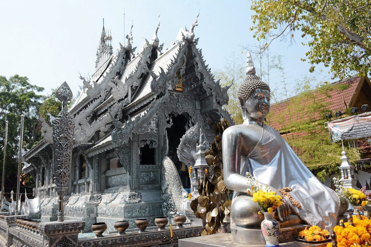 โบสถ์เงินตั้งตระหง่านอยู่ภายในวัดศรีสุพรรณ.