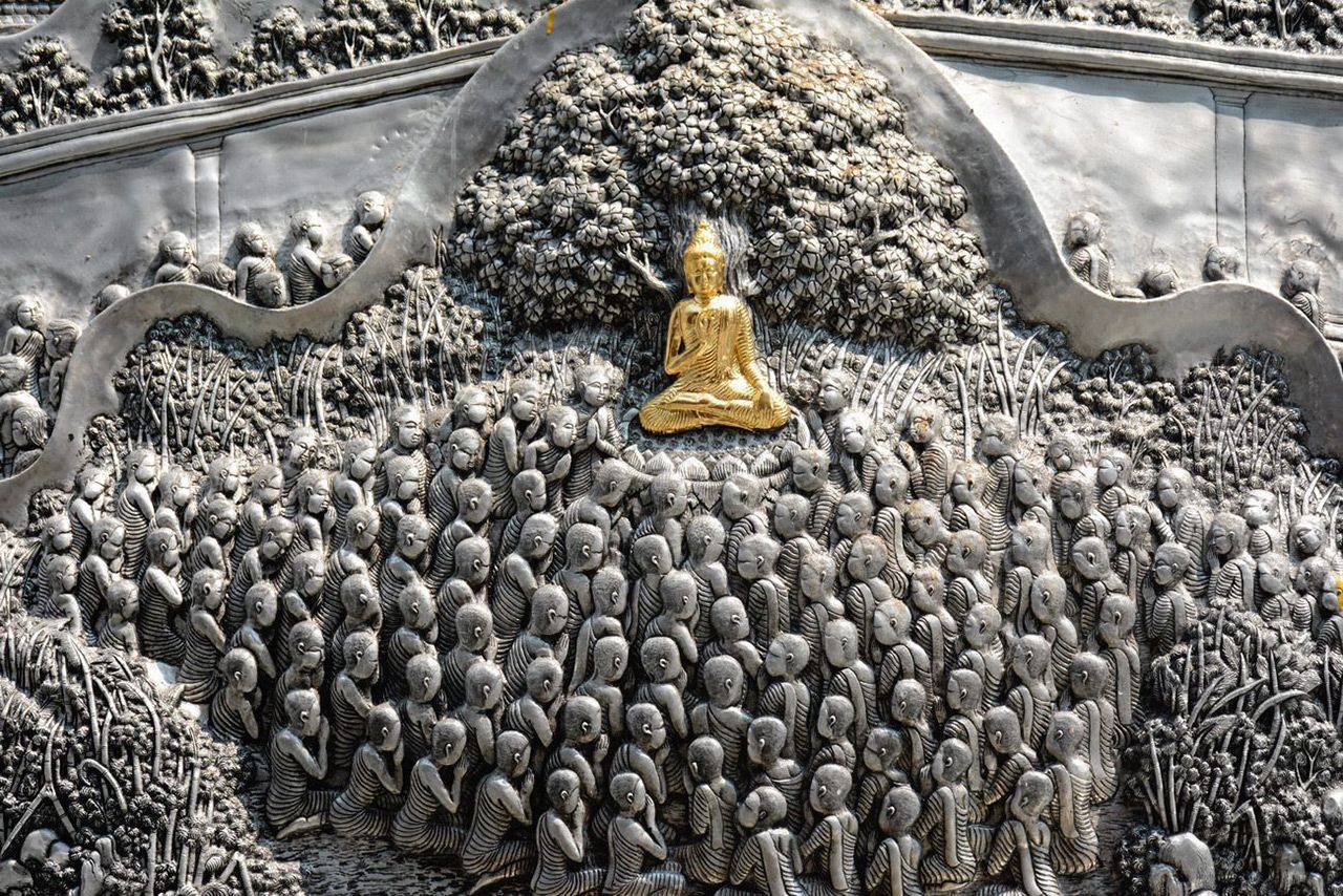 พระพุทธรูปแกะสลักด้วยเงินบนผนังโบสถ์.