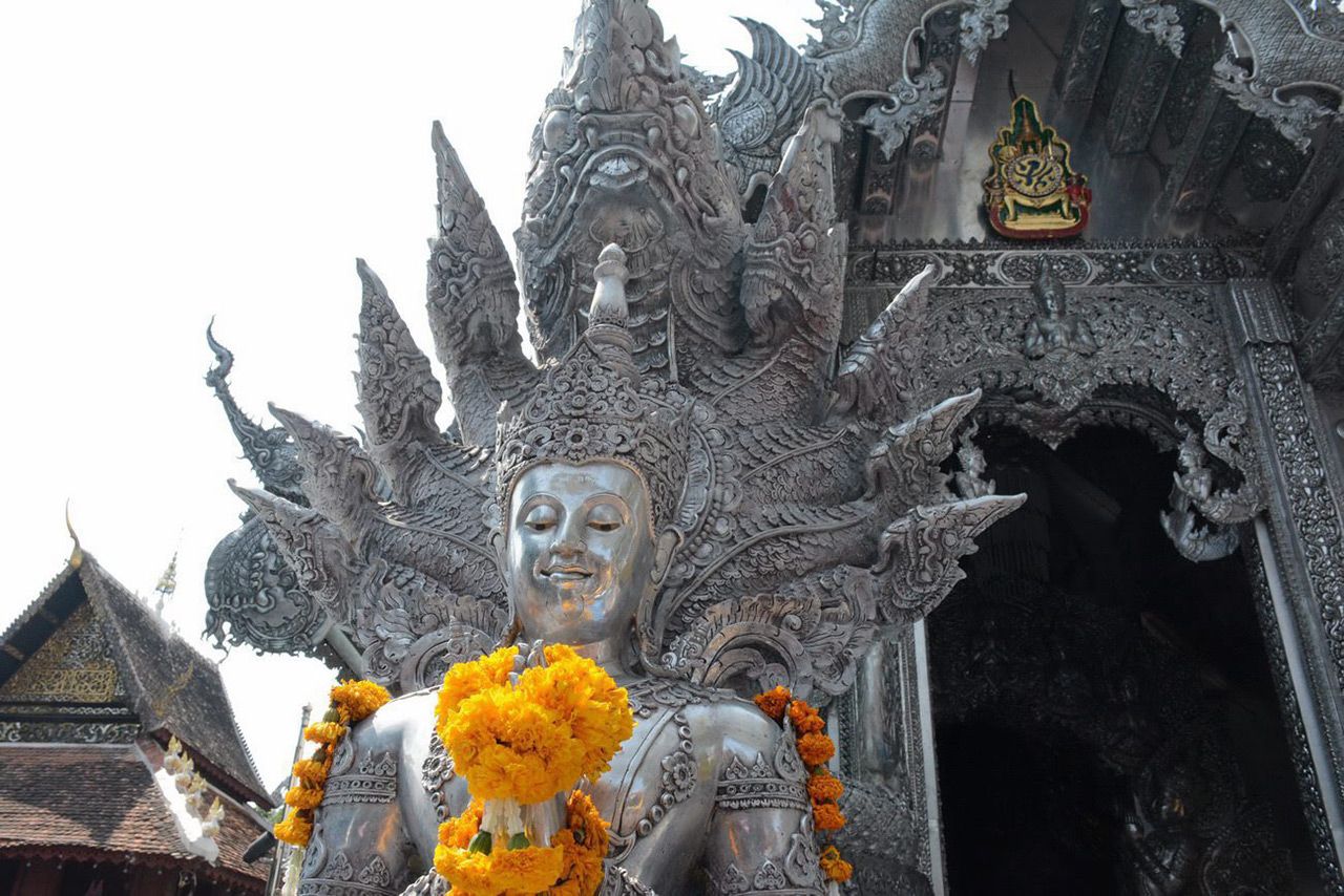 พระนาคปรกเงินสวยเด่นด้านหน้าอุโบสถเงิน.