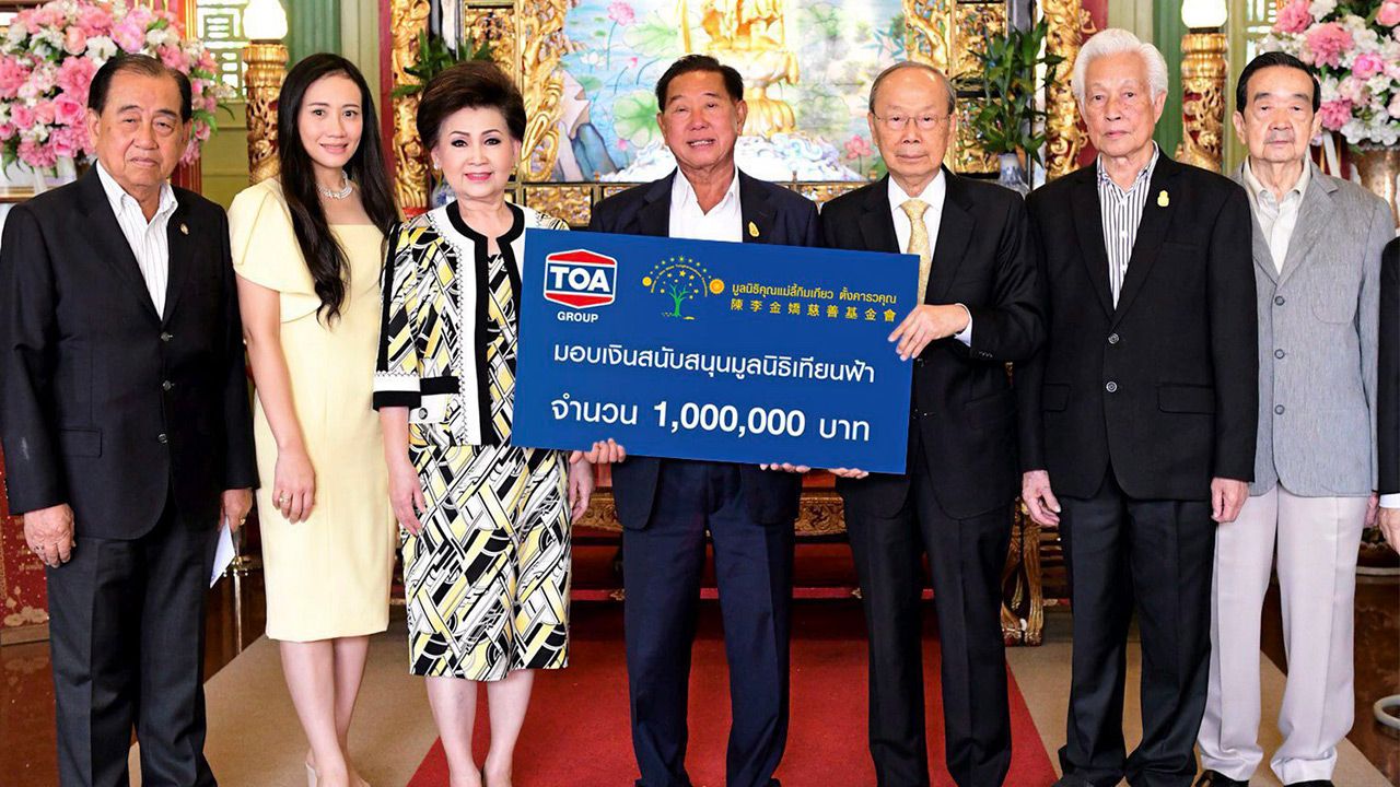 สุดยอด ประจักษ์–ละออ ตั้งคารวคุณ เชิญชวน บุณยสิทธิ์ โชควัฒนา และ สำเริง มนูญผล ร่วมบริจาคเงินรายละ 1,000,000 บาท รวมทั้งสิ้น 3 ล้านบาท มอบให้ ชาญวิทย์ หิรัญอัศว์ มูลนิธิ รพ.เทียนฟ้า โดยมี ร.ท.พญ.ปิยะชนก ตั้งคารวคุณ มาร่วมในพิธีด้วย ที่มูลนิธิ รพ.เทียนฟ้า วันก่อน.