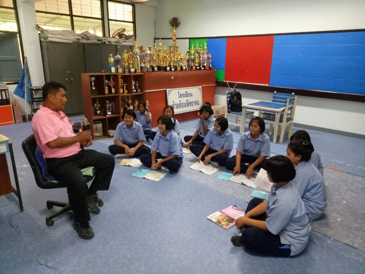 ครูหมีกำลังสอนนักเรียนที่โรงเรียน