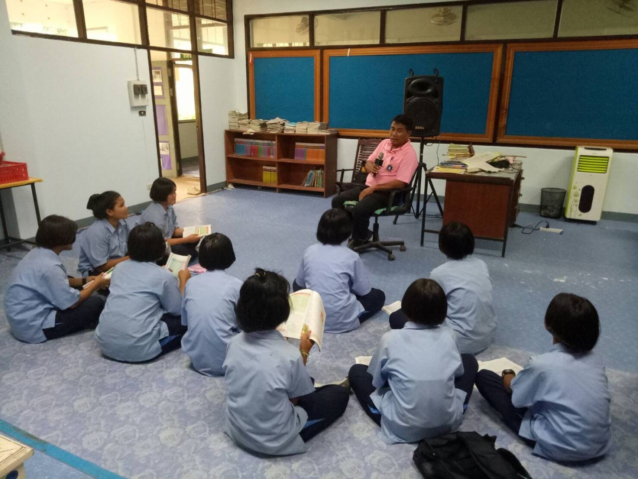 ครูหมีกำลังสอนหนังสือให้กับนักเรียน