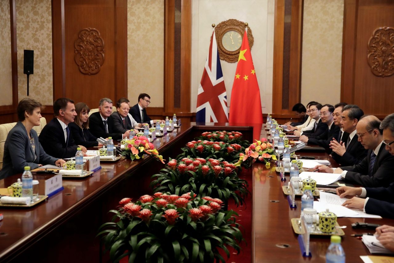 นายฮันต์และคณะ พบปะพูดคุยกับนายหวัง อี้ และเจ้าหน้าที่จีน ที่เกสเฮาส์ เตียวหยูไท่ ในกรุงปักกิ่ง