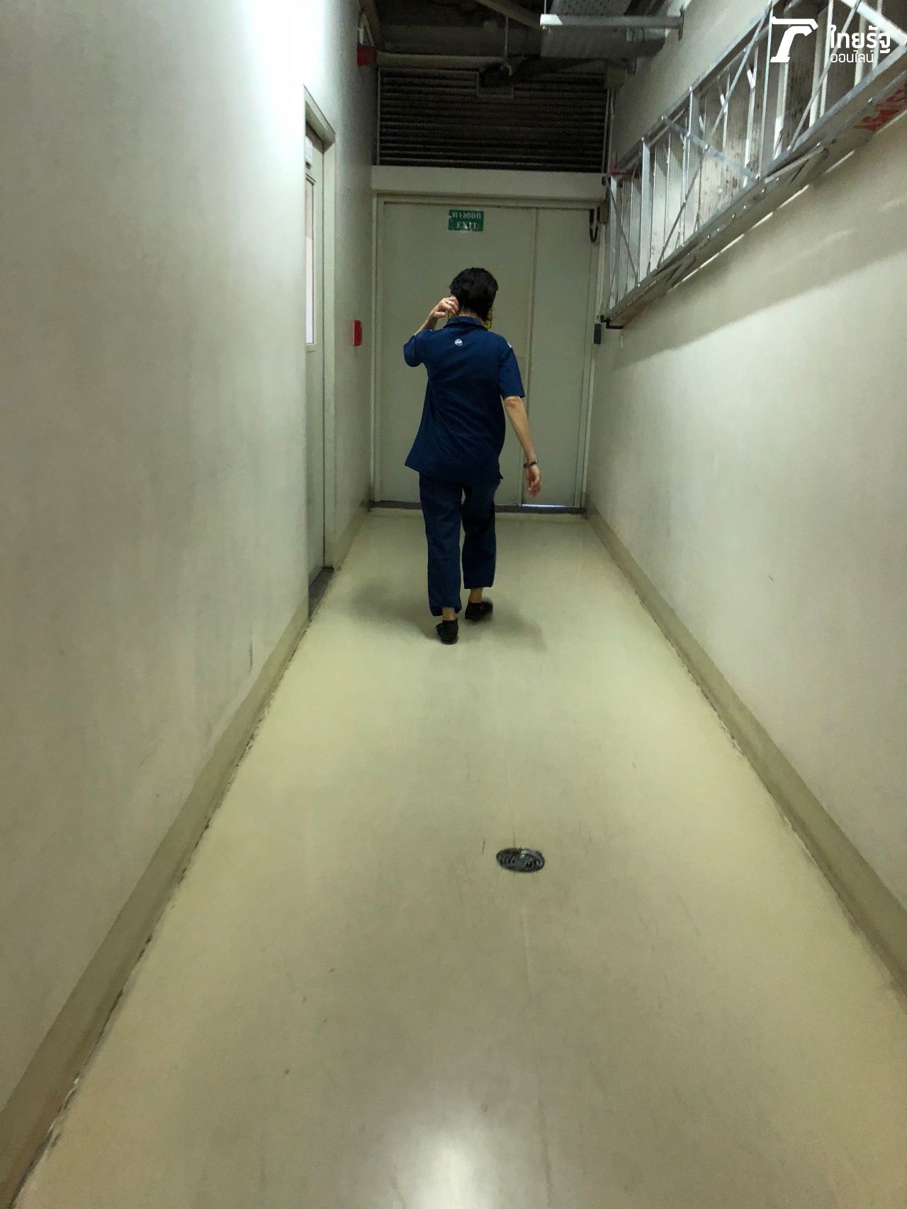 หลังใช้บริการห้องน้ำเสร็จ แม่บ้านประจำสถานีจะเดินนำหน้า พาออกนอกพื้นที่ควบคุม