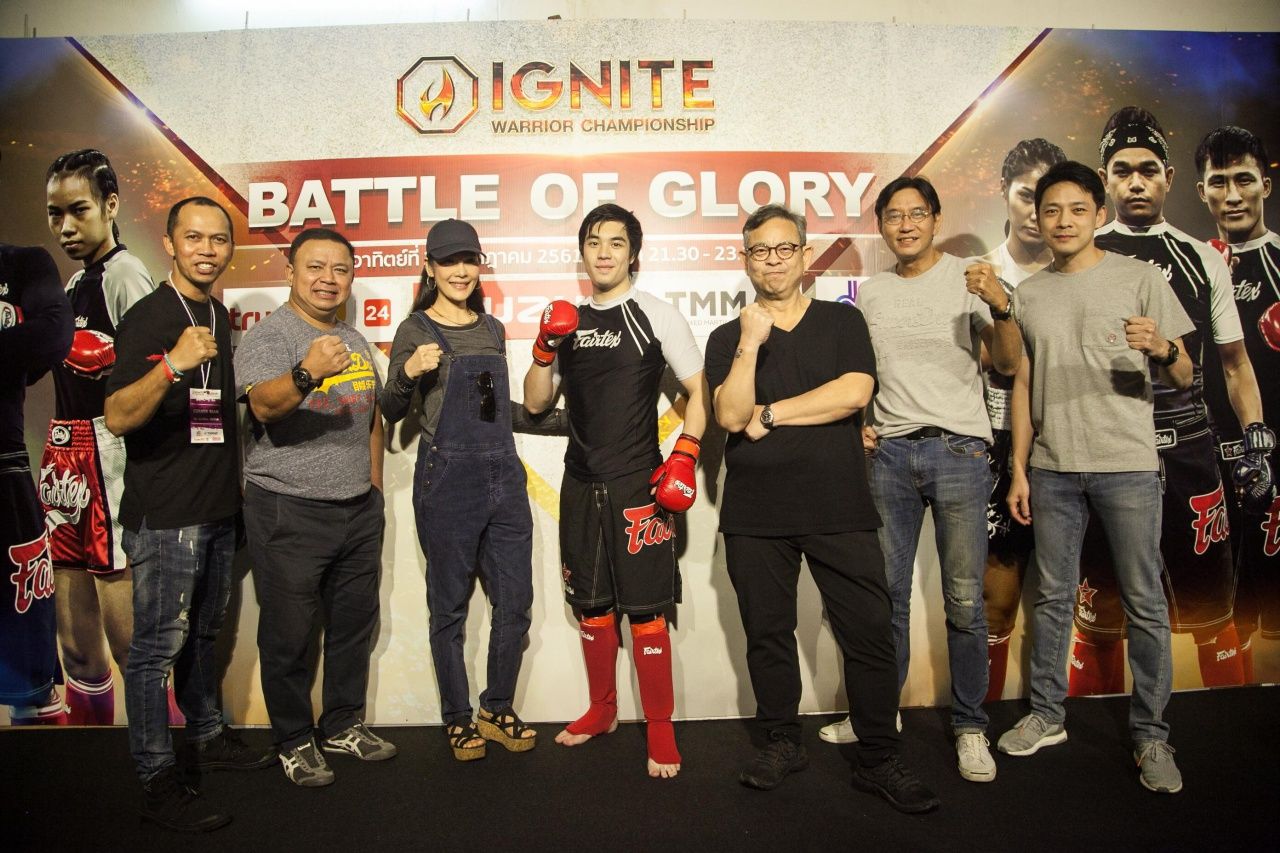 คุณแม่อุ๋ย อาทิตยา (ซ้ายมือน้องเอม) มาร่วมเชียร์ลูกชายพร้อมคุณพ่อและเพื่อนๆ ในวงการ