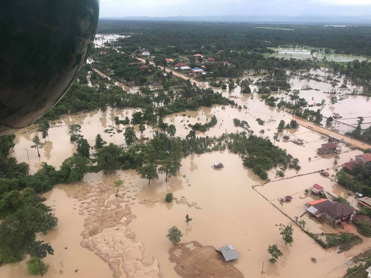 มหาภัยพิบัติ–ภาพถ่ายทางอากาศ หลายหมู่บ้านถูกน้ำทะลักท่วมฉับพลันเป็นบริเวณกว้าง หลังสันเขื่อนดินของเขื่อนผลิตไฟฟ้าพลังน้ำ “เซเปียน–เซน้ำน้อย” ที่แขวงอัตตะปือ ใน สปป.ลาวแตก (รอยเตอร์)