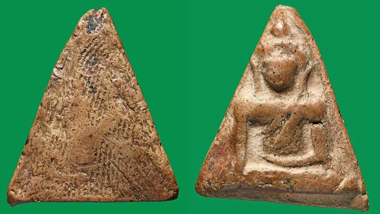 พระนางพญา พิมพ์สังฆาฏิ กรุวัดนางพญา พิษณุโลก ของ รังสรรค์  ทับแก้ว.