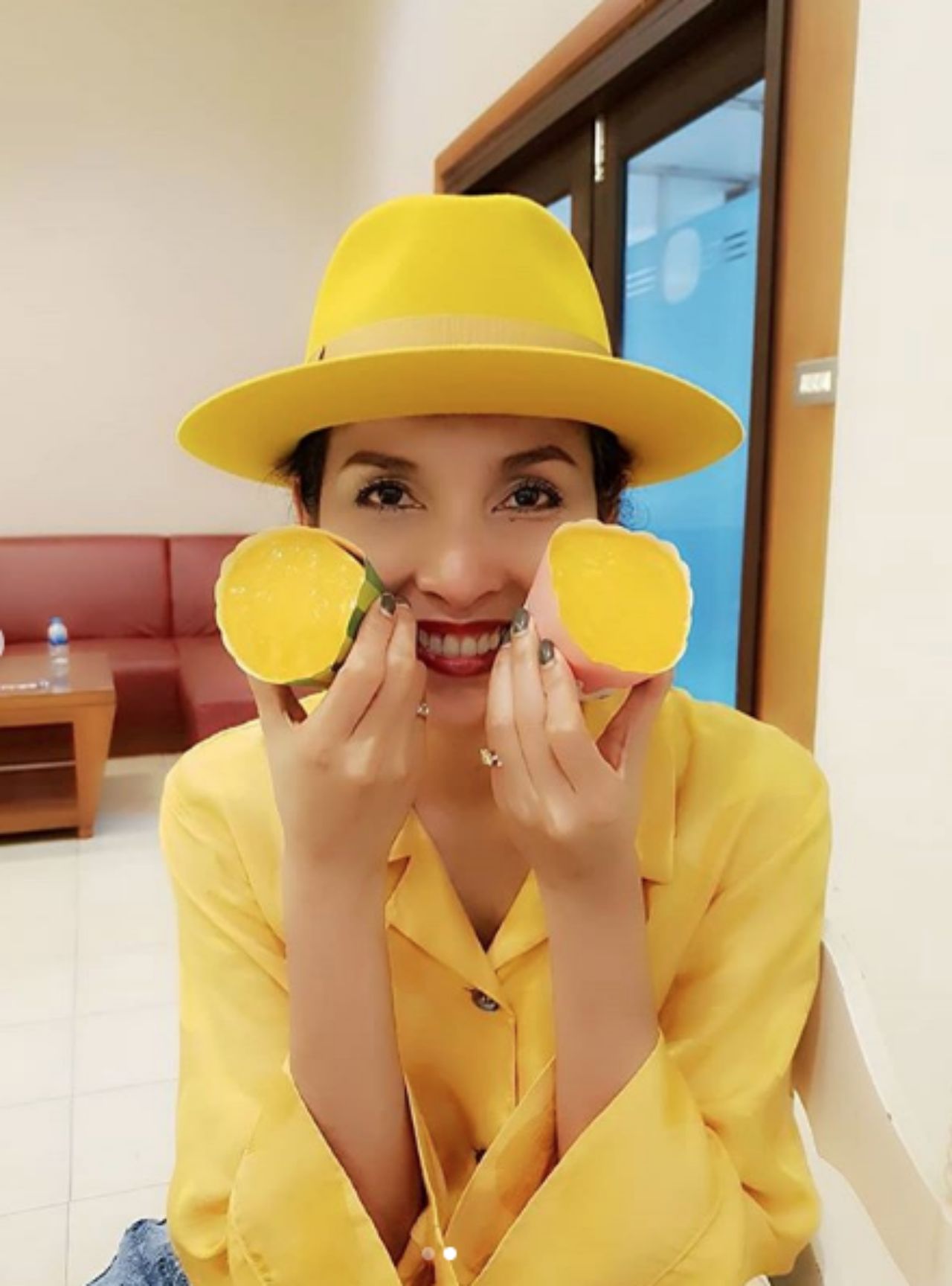 คุณหน่อยสวยสุดๆ ในชุดโทนเหลือง