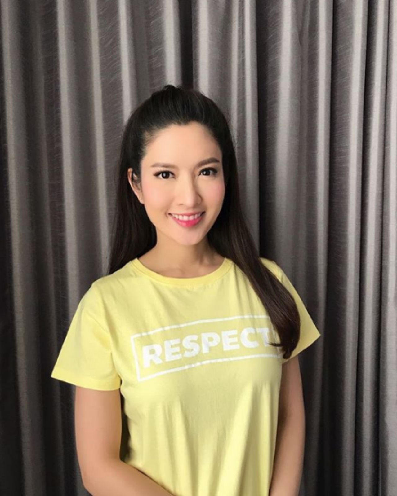 คุณแอฟกับเสื้อยืดสีเหลือง