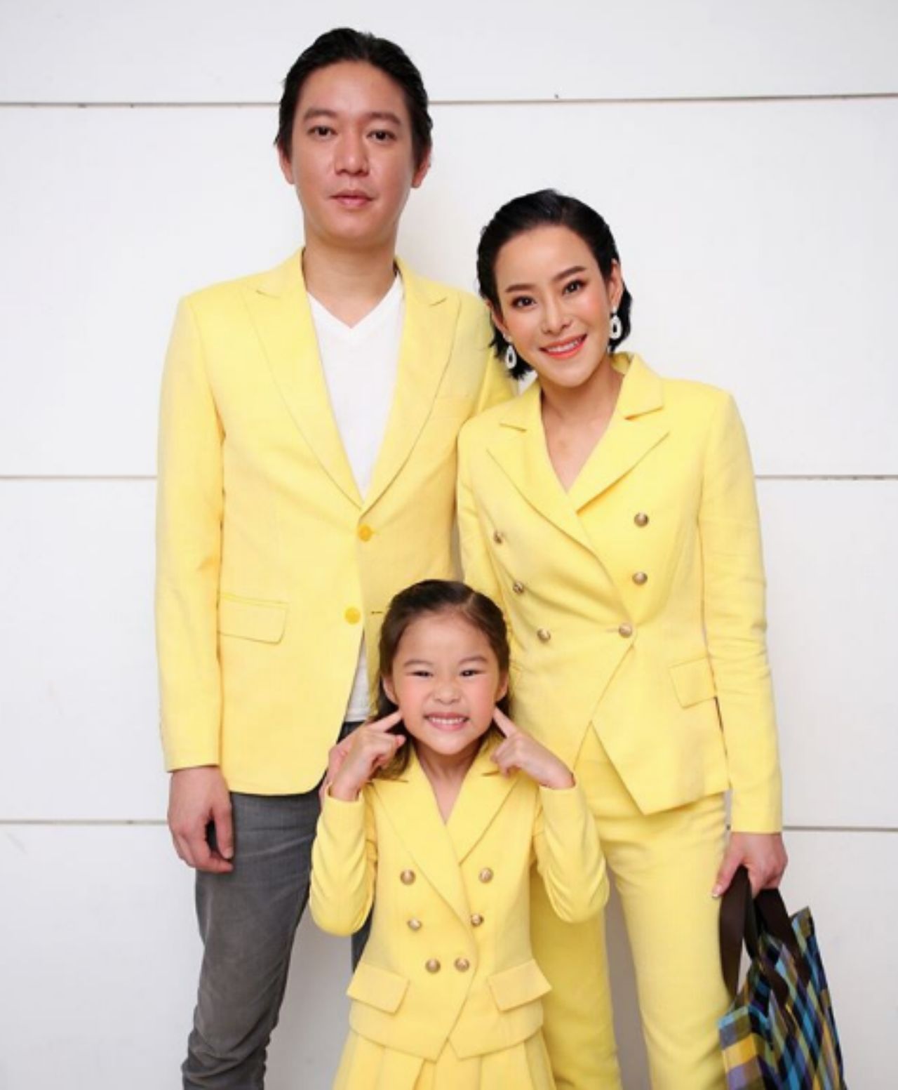 ใส่กันเป็นครอบครัวแบบนี้ก็เก๋ไม่ใช่น้อย