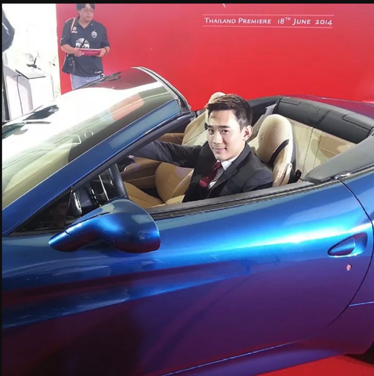 นายพีรพล เอื้ออารียกูล หรือ แชมป์ พิธีกรรายการกีฬาที่ถูกปลดฟ้าผ่า