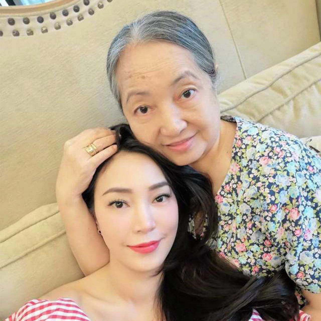 ถามแม่ “หนูโสดไปตลอดชีวิตแม่จะเสียใจมั้ย” แม่บอก เมย์-พิชญ์นาฏ “ไม่เสียใจหรอก แต่ตอนแก่ ใครจะอยู่เป็นเพื่อน มันเหงานะลูก”...นี่ล่ะรักของแม่ ลูกโตแค่ไหนก็ยังห่วง!