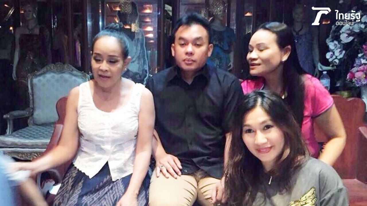 น้องจ๋า คุณสุดารัตน์ และทนายความ ถ่ายรูปร่วมกันวันทำสัญญา