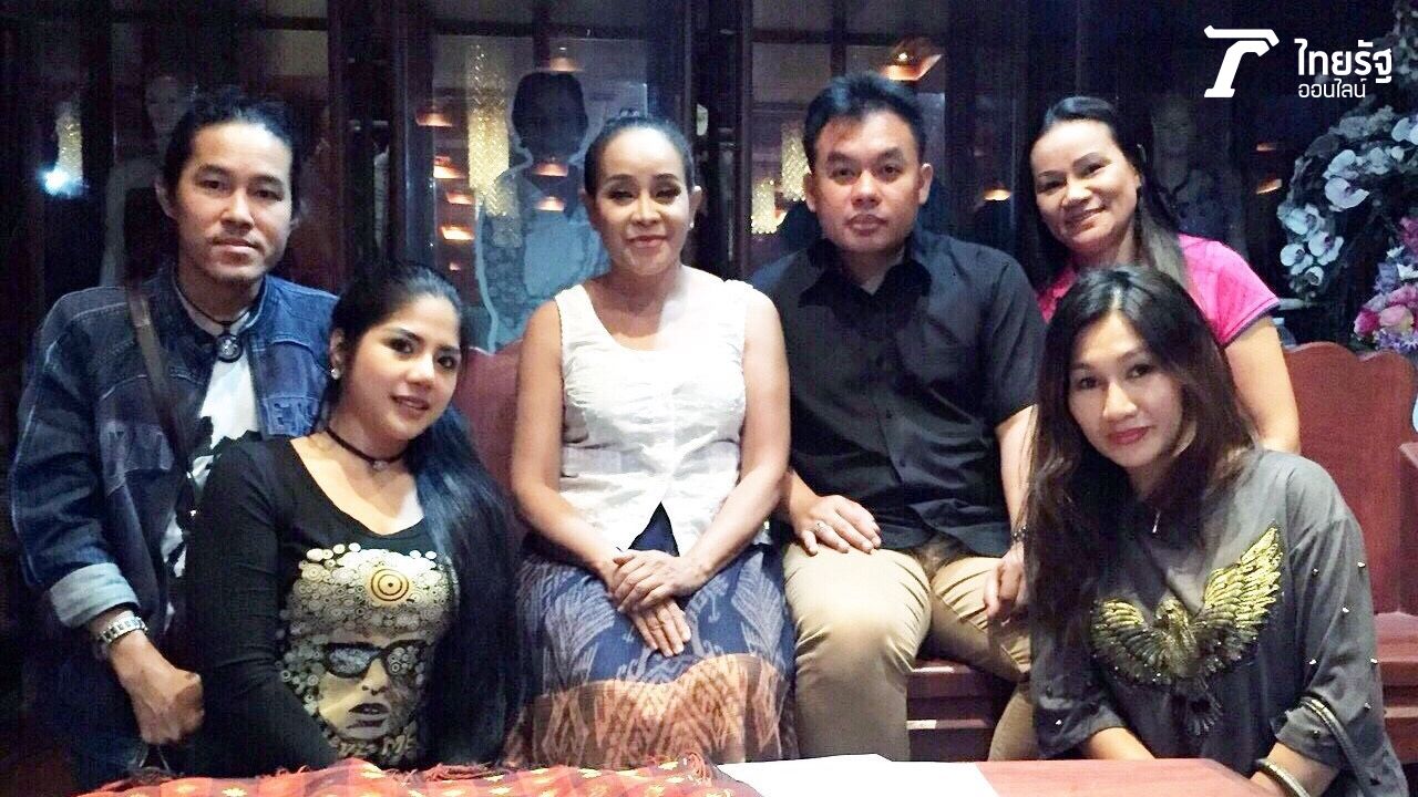 ครอบครัวของคุณสุดารัตน์ และทนายความส่วนตัว เดินทางมาร่วมทำสัญญา 