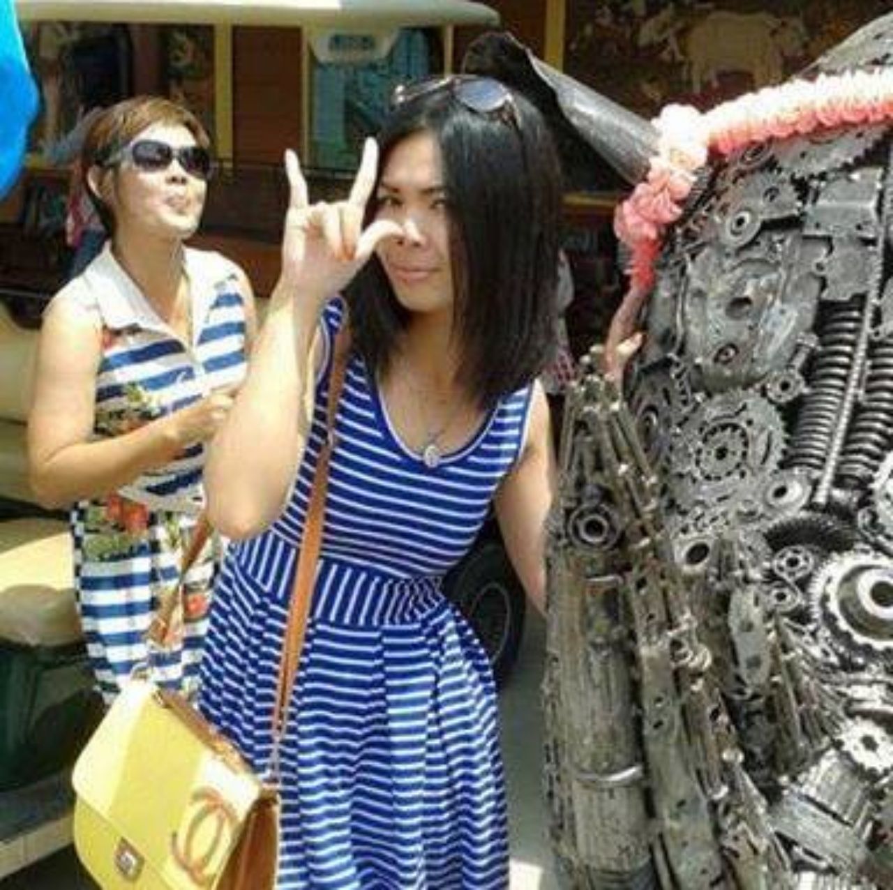 วันแม่ปี 56 ใส่สีฟ้าเหมือนกัน และน้องพลอยมอบดอกมะลิ