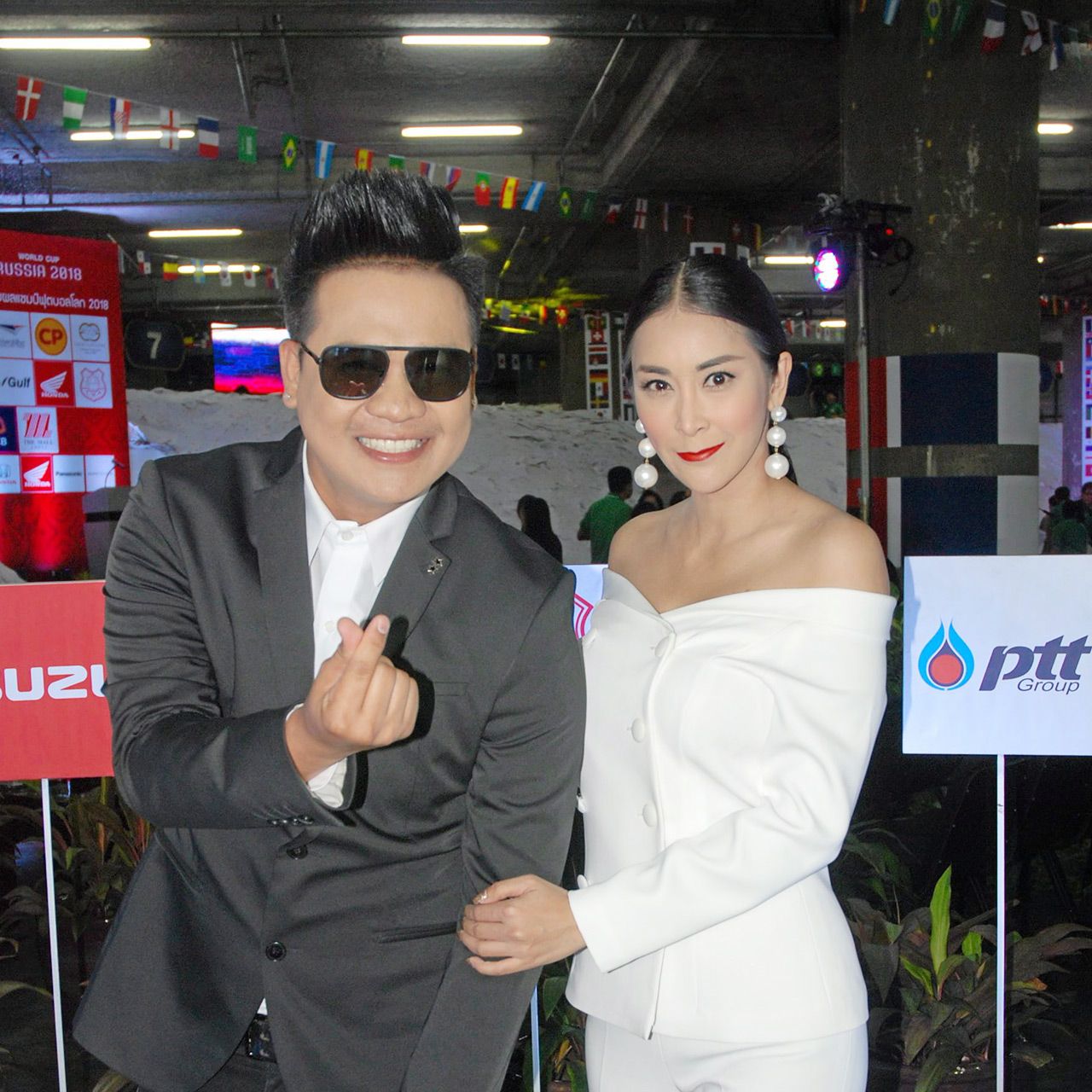 ถึงลุคจะเป็นสาวเซ็กซี่แต่ “วันแม่” ปีนี้ ใหม่-สุคนธวา งดปาร์ตี้เพราะตั้งใจบวชชีพราหมณ์ ---คนที่สบายหู เอ๊ย เหงาปากคงไม่แคล้ว ดีเจ ต้น-สรพงษ์ เพราะไม่รู้จะแหย่ใครรึป่าว คริๆ.
