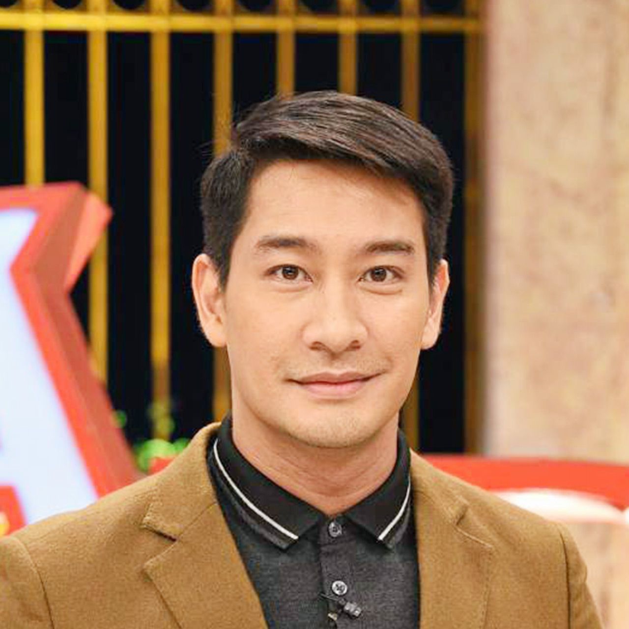 ใครจะเสน่ห์แรงกว่า ป้อง-ณวัฒน์ คงไม่มีอีกแล้ว ในรายการ “3 แซบ” เจ้าตัวเล่าให้ฟังว่า ตอนเดินทางไปจีน อยู่ๆ แอป we chat ของสจ๊วต บนเครื่องบินก็เด้งเข้ามาที่มือถือ #ปั๋วมหาชน จริงๆ.