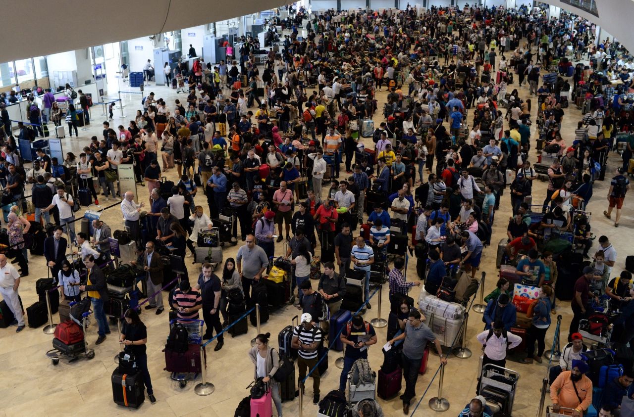 ผู้โดยสารจำนวนมากรออยู่ภายในอาคารผู้โดยสารของท่าอากาศยานมะนิลา ขณะต้องปิดสนามบินชั่วคราว เมื่อ17 ส.ค.หลังเกิดเหตุ เครื่องบินเซียะเหมิน แอร์ ไถลออกนอกรันเวย์