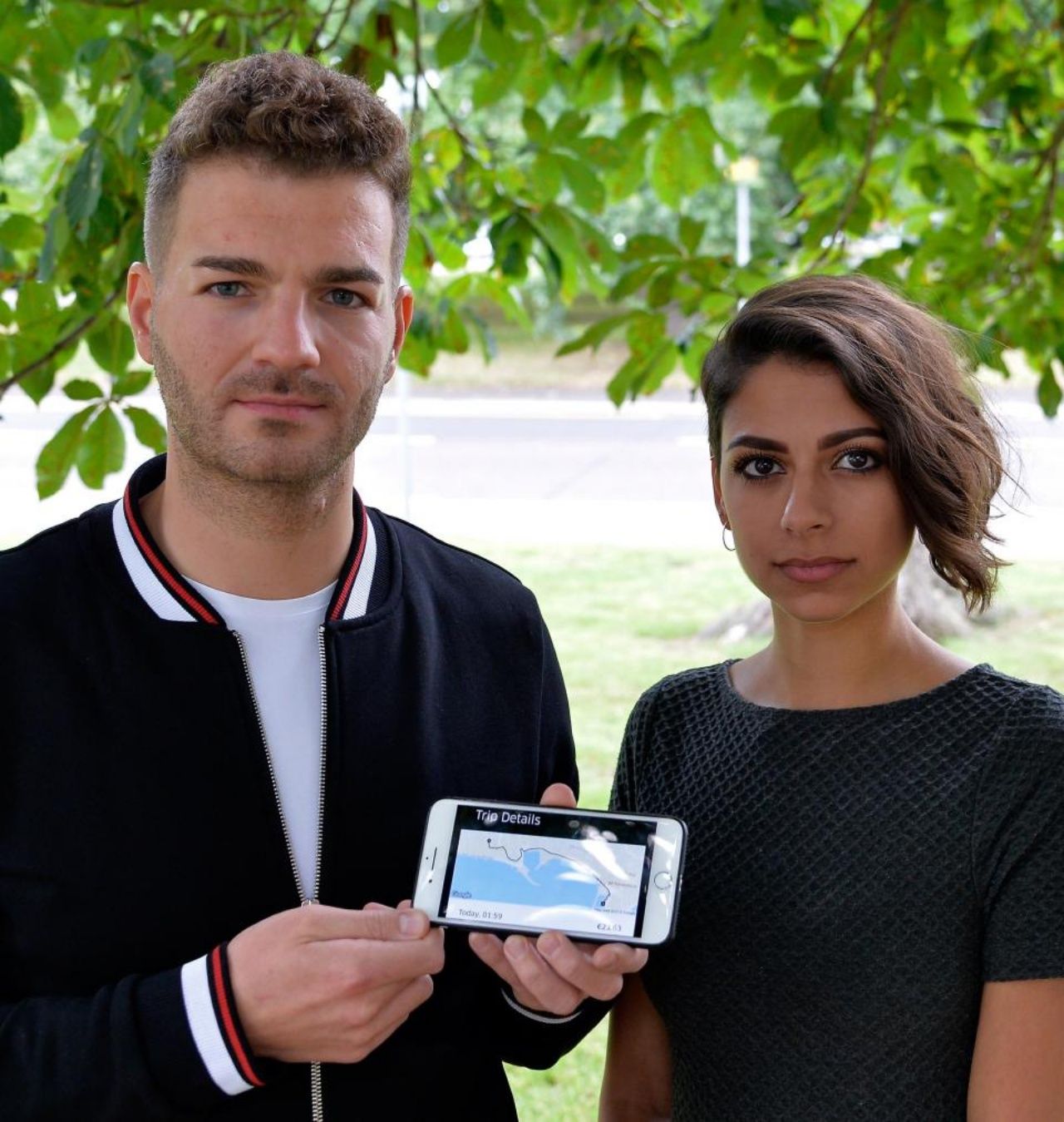 นายคริสโตฟูรูและ น.ส.ทูน ใช้สมาร์ทโฟนแสดงเส้นทางการเดินทางสุดระทึกของพวกเขา