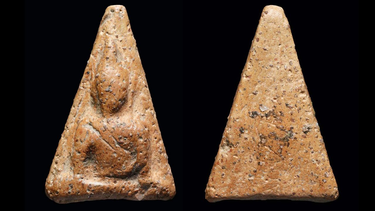 พระนางพญาพิมพ์อกนูนเล็กวัดนางพญาพิษณุโลก ของธนพจน์กังวานวณิชย์กุล.