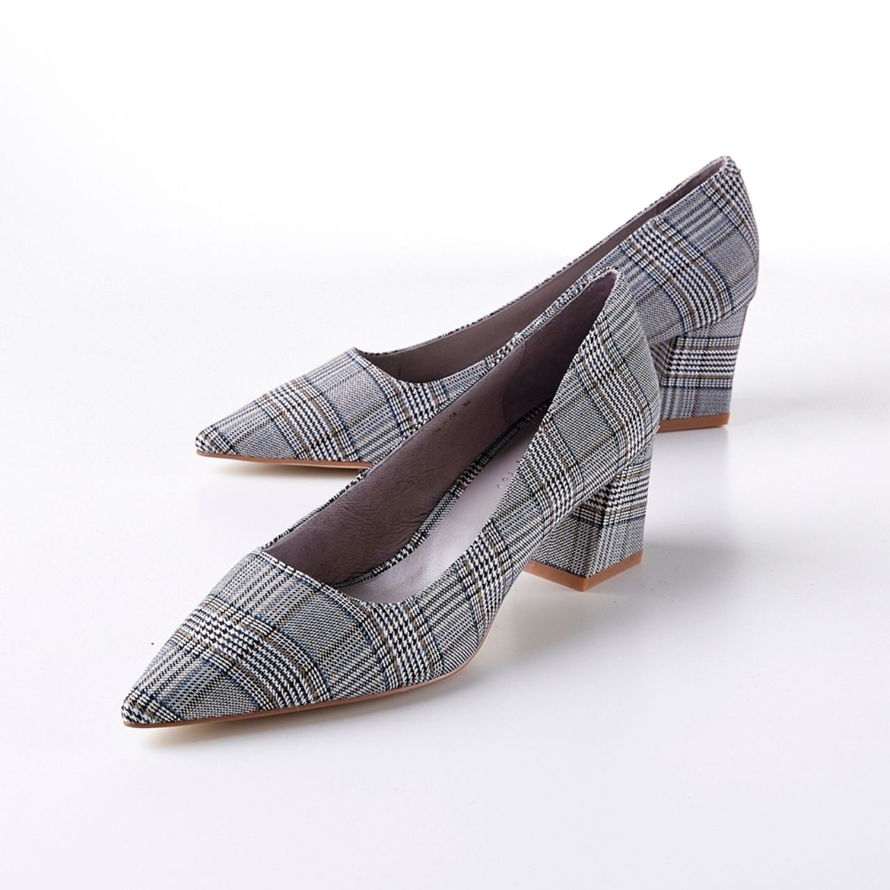 ตัวอย่างรองเท้าที่เหมาะกับสาวรูปเท้าแบนราบเนื้อเท้าน้อย