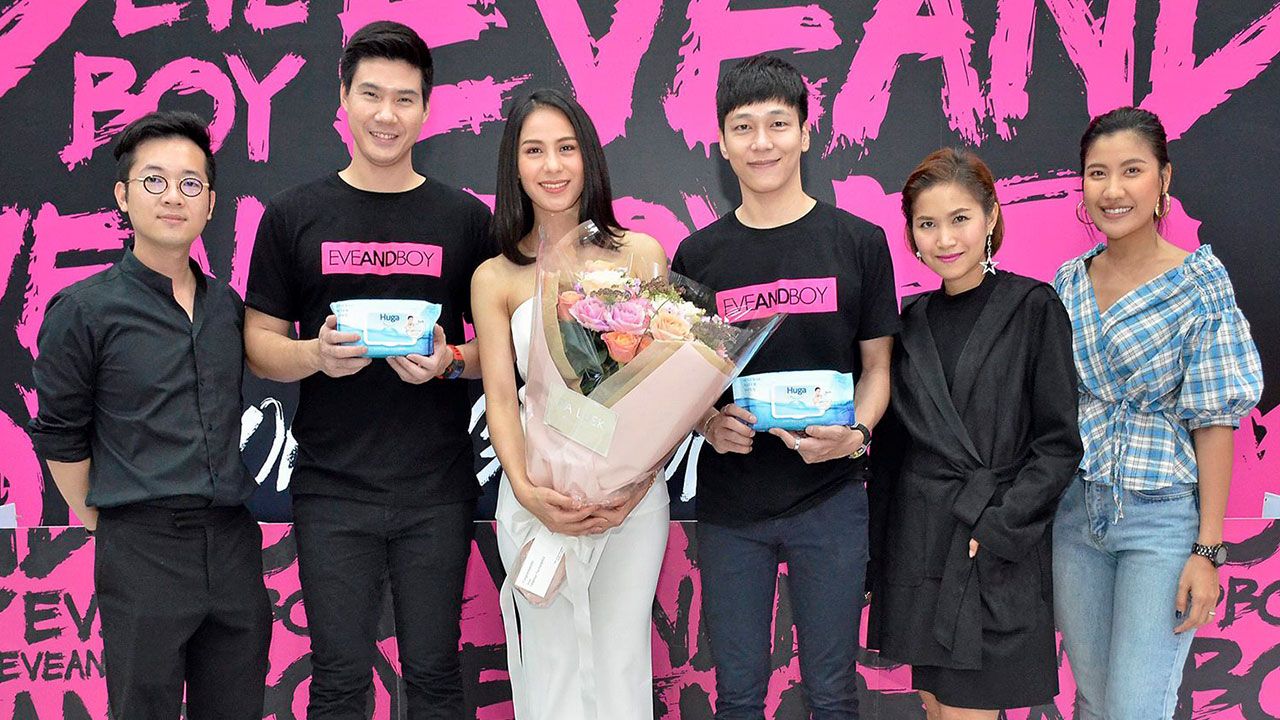ยินดีด้วยจ้า - อรพรรณ วัชรพล ส่งดอกไม้แสดงความยินดีให้กับ รถเมล์–คะนึงนิจ จักรสมิทธานนท์ ในโอกาสเปิดตัวธุรกิจผ้าเช็ดทำความสะอาดจากน้ำแร่ธรรมชาติแบรนด์ฮูก้า (Huga) มี หิรัญ ตันมิตร และ ปริญญา วะนะศุข ร่วมแสดงความยินดี ณ ร้านอีฟแอนด์บอย สาขาเมกาบางนา วันก่อน.