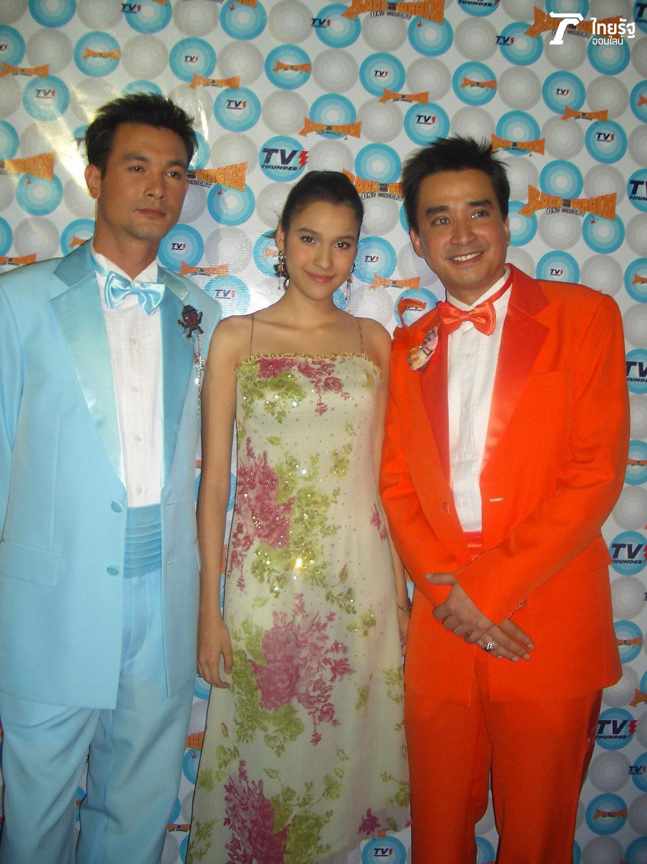 9 ธันวาคม 2548 คึกคักไม่น้อย กับงานแถลงข่าว คอนเสิร์ตโอโน่แบล็คทูเดอะเวอร์จิ้น ที่ร้านวีซ่าเอกมัย สาวสวยคนกลาง จำกันได้มั้ย? เฉลย! หยาด หยาดทิพย์