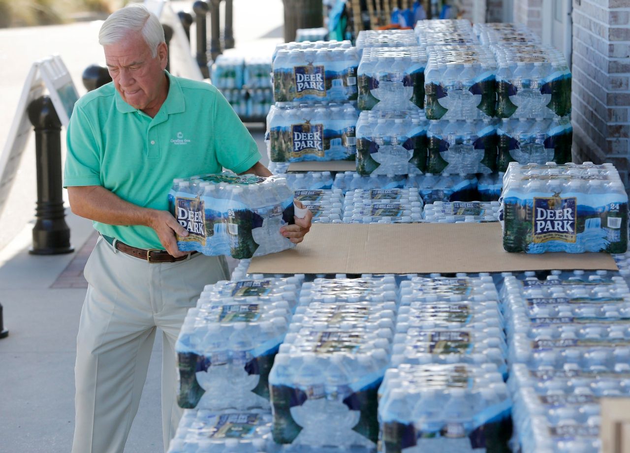 ประชาชนในรัฐเซาท์ แคโรไลนา ตุนน้ำ-อาหาร ขณะเฮอริเคน ฟลอเรนซ์ ใกล้มาถึงแล้ว