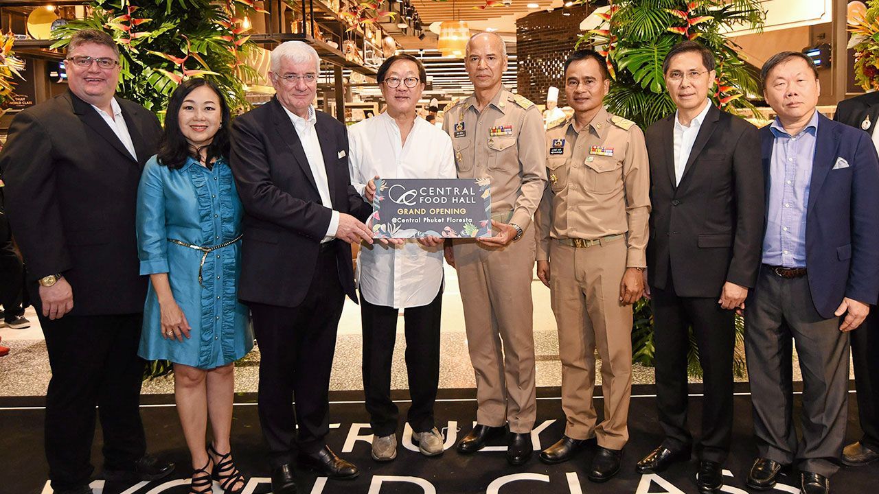 ไม่ธรรมดา - สนิท ศรีวิหค, สุทธิธรรม จิราธิวัฒน์ และ ปาสคาล บิลโลว์ เปิด “เซ็นทรัล ฟู้ด ฮอลล์” ชิมอาหารอร่อยระดับเวิลด์คลาสของสุดยอดฟู้ดสโตร์ระดับโลก โดยมี ถาวรวัฒน์ คงแก้ว, ปรีชา เอกคุณากูล และ วัลยา จิราธิวัฒน์ มาร่วมงานด้วย ที่ศูนย์การค้าเซ็นทรัล ภูเก็ต วันก่อน.