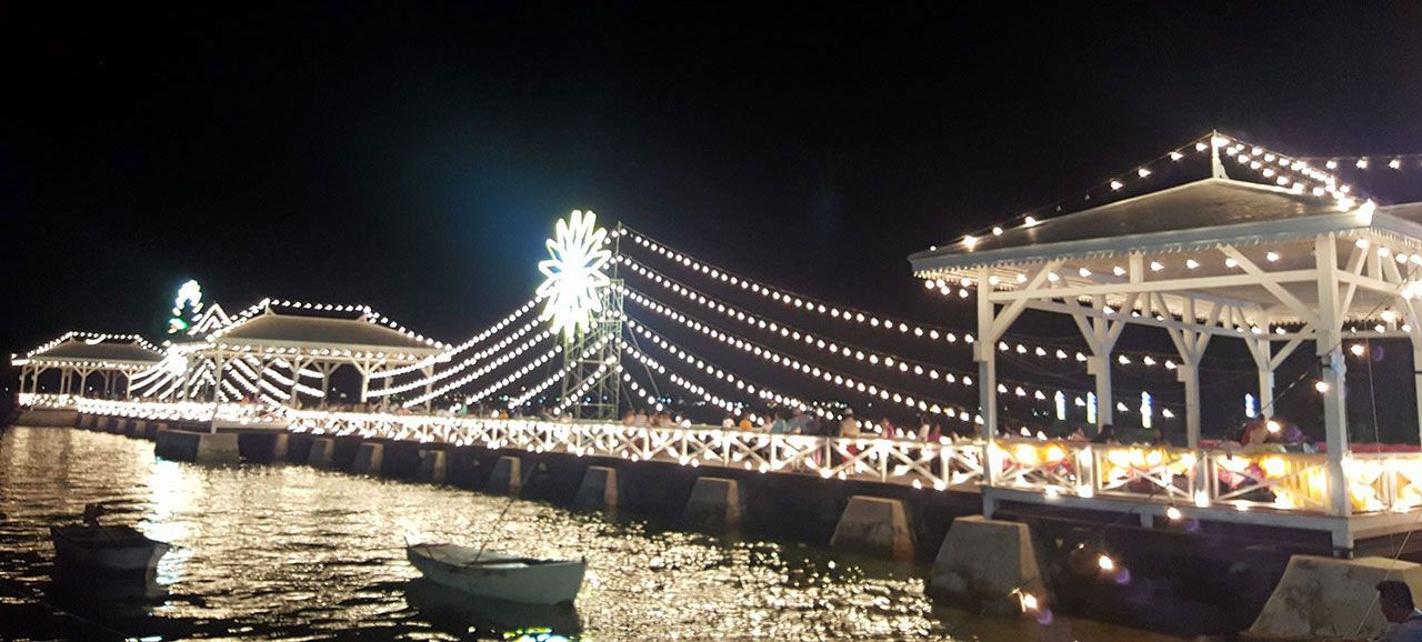 การตกแต่งไฟในบริเวณงาน.