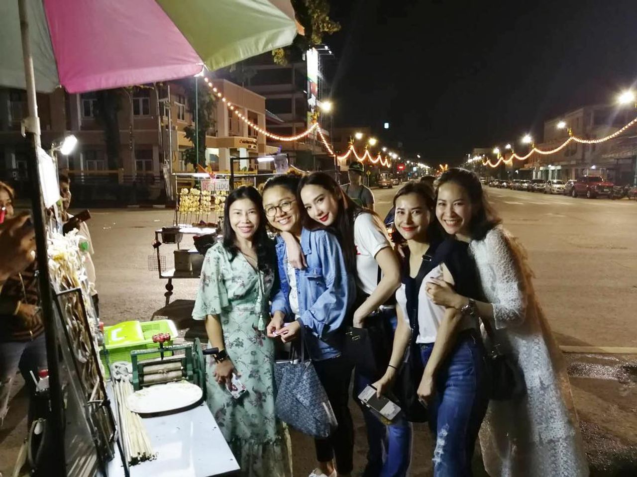 อั้ม พัขราภา และเพื่อนๆ กับบรรยากาศที่ จ.นครพนม