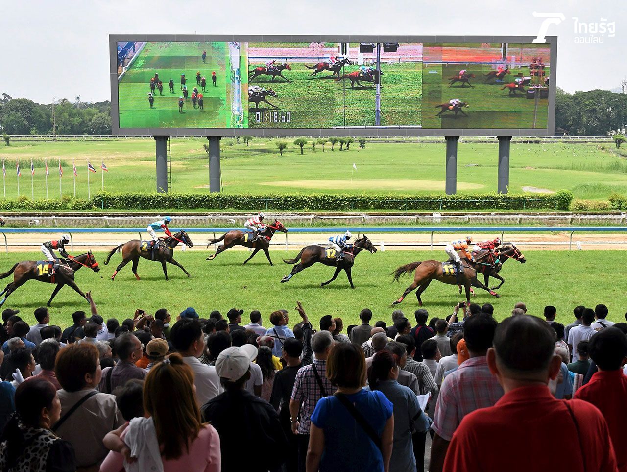 บรรยากาศคึกคักที่สนามม้านางเลิ้ง