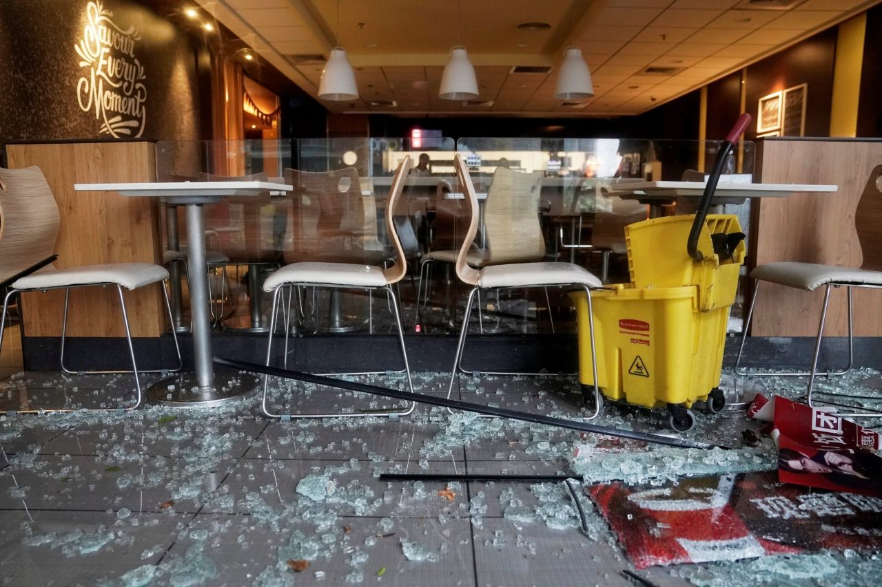 กระจกร้านอาหารในเมืองเสิ่นเจิ้น แตกกระจาย