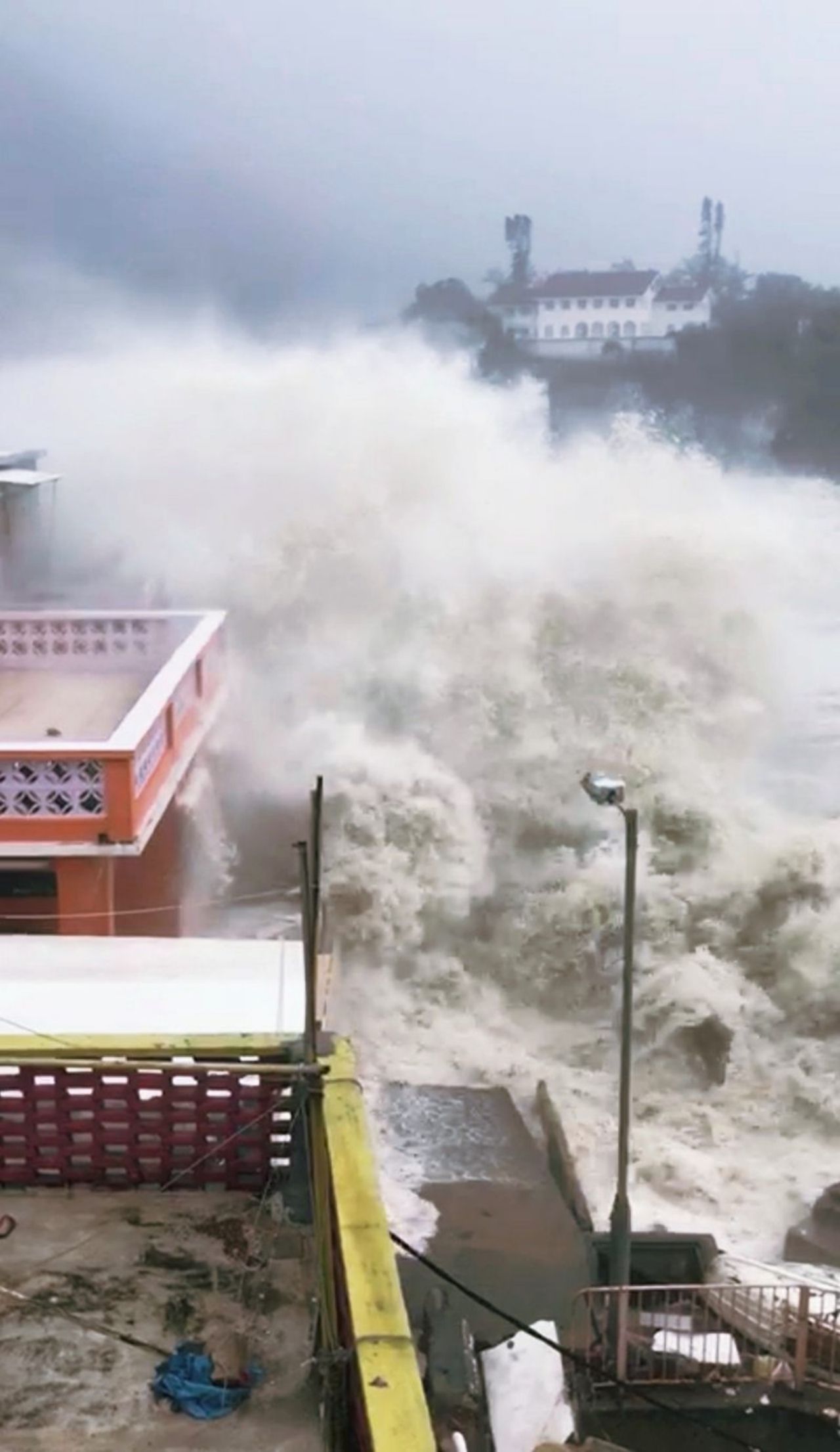 คลื่นสูงซัดฝั่งเกาะฮ่องกง