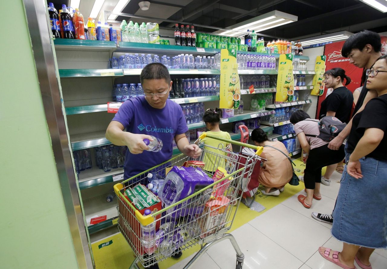 ชาวจีนในเมืองเสิ่นเจิ้น  ซื้ออาหาร น้ำดื่มเตรียมพร้อมก่อนพายุไต้ฝุ่น มังคุด จะมาถึง