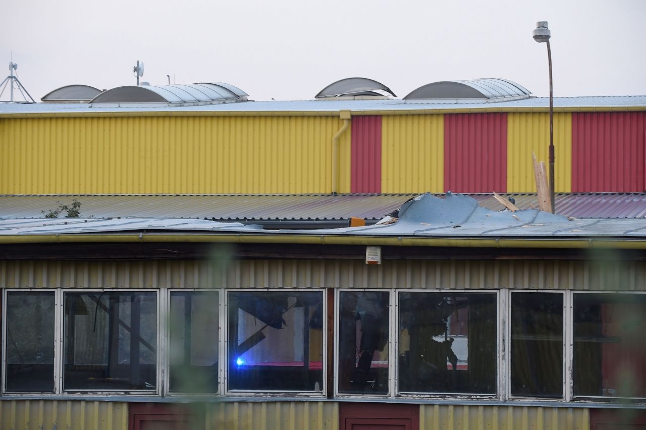 เฮลิคอปเตอร์ตกใส่โรงงานแห่งหนึ่ง ซึ่งไม่มีการใช้งาน 