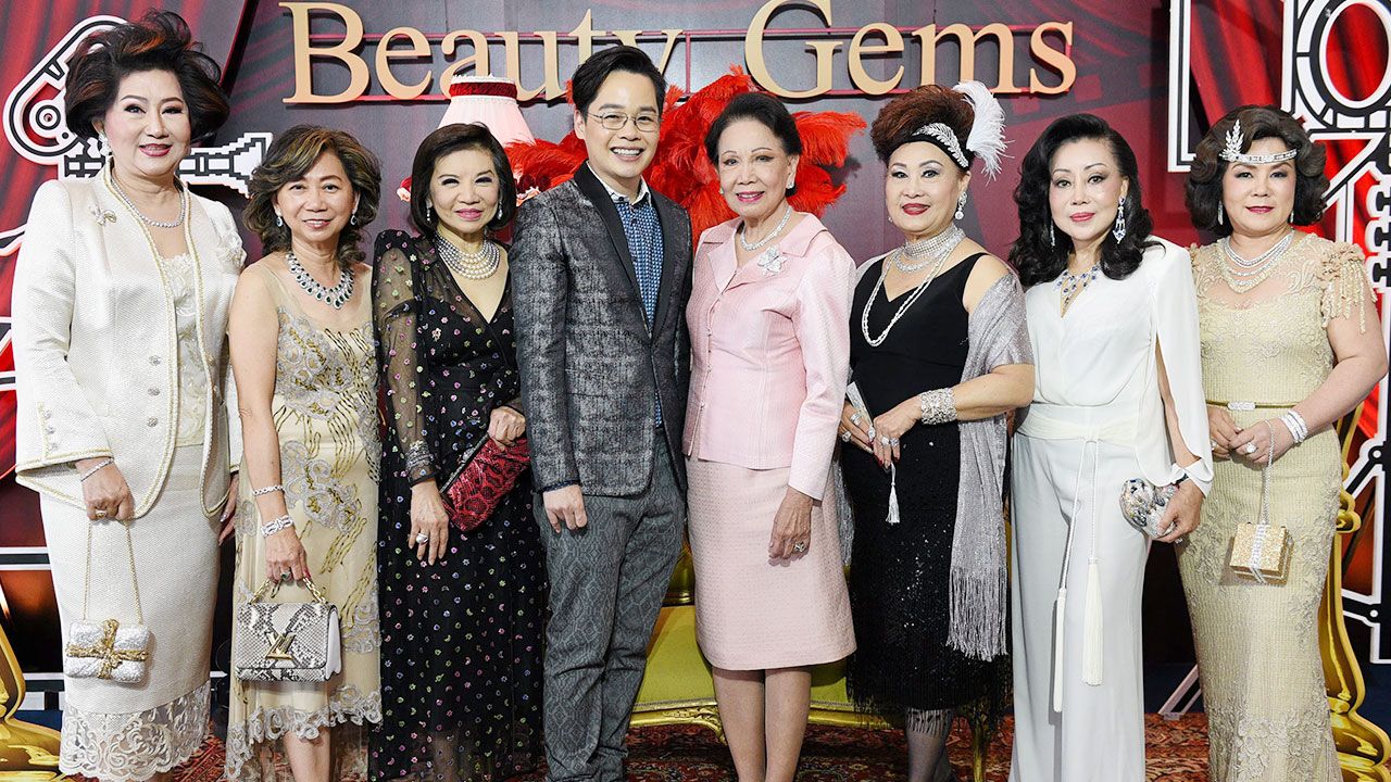 ของคุณภาพ สุริยน ศรีอรทัยกุล เปิดโชว์รูม “บิวตี้ เจมส์” เพื่อเป็นฮับแห่งใหม่ในการแสดงนวัตกรรมและจำหน่ายเครื่องประดับและอัญมณี โดยมี คุณหญิงกิ่งแก้ว เอื้อทวีกุล, สุณี หวังวณิชกุล และ สุรีย์ รัตนหิรัญญา มาร่วมงานด้วย ที่อาคารบิ้วตี้ เจมส์ เซ็นเตอร์ ศาลาแดง วันก่อน.