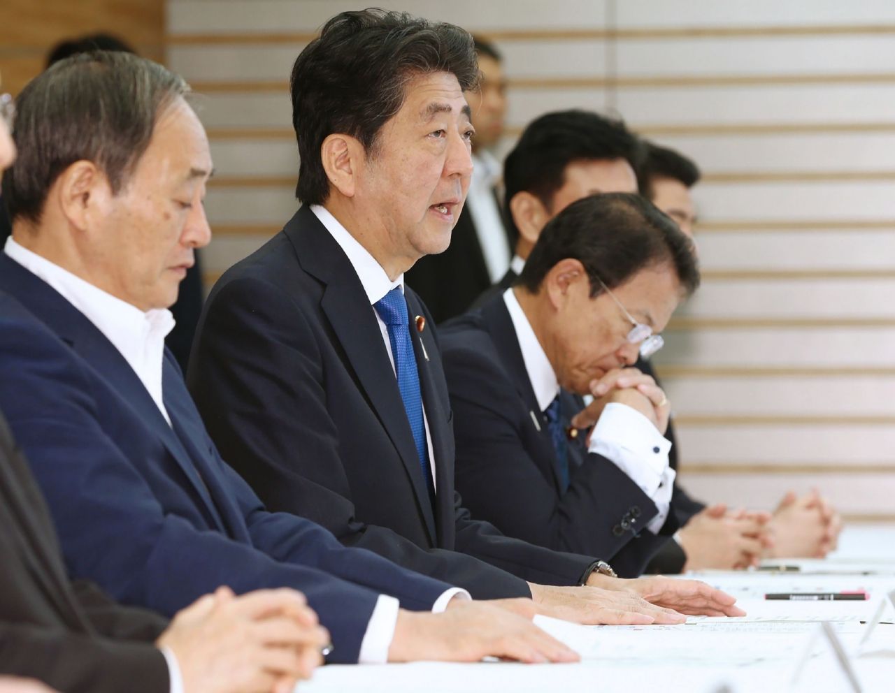 นายกรัฐมนตรีชินโสะ อาเบะ ของญี่ปุ่น(ที่สองจากซ้าย) ร่วมประชุมรับมือภัยพิบัติแผ่นดินไหว
