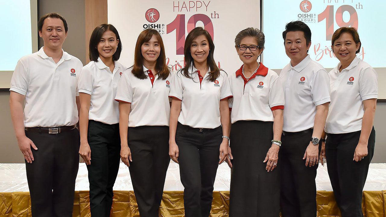 พวกเราสู้ นงนุช บูรณะเศรษฐกุล จัดงานครบรอบ “19 ปีโออิชิ” ฉลองความสำเร็จการยืนหยัดผู้นำธุรกิจอาหารสไตล์ญี่ปุ่นและแชมป์ชาเขียวพร้อมดื่มอย่างต่อเนื่อง โดยมี สุรีย์พร ประดิษฐ์ทัศนีย์, ไพศาล อ่าวสถาพร และ เจษฎากร โคชส์ มาร่วมงานด้วย ที่บริษัทโออิชิ กรุ๊ป สนง.ใหญ่ วันก่อน.