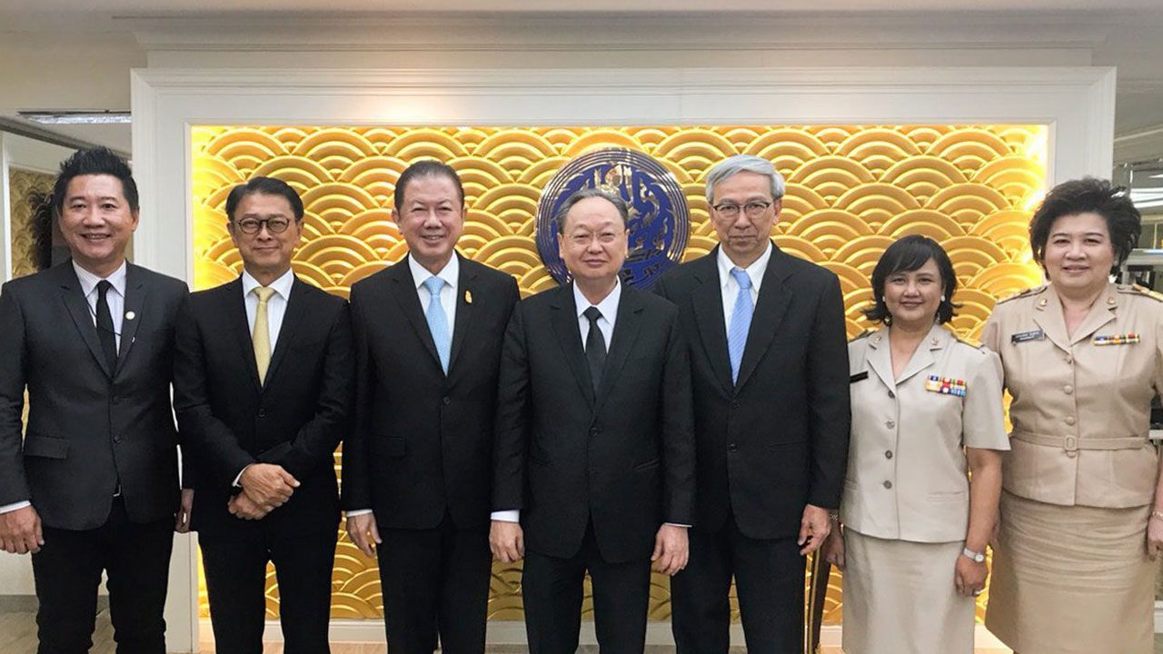 ประชุม สนธิรัตน์ สนธิจิรวงศ์ รมว.พาณิชย์ เปิดการประชุมหารือคณะทำงานร่วมภาครัฐและเอกชน เพื่อกำหนดเป้าหมายการส่งออกปี 61 โดยมี สนั่น อังอุบลกุล, สกนธ์ วรัญญูวัฒนา, บรรจงจิตต์ อังศุสิงห์ และ จันทิรา ยิมเรวัต วิวัฒน์รัตน์ มาร่วมประชุมด้วย ที่กระทรวงพาณิชย์ วันก่อน.