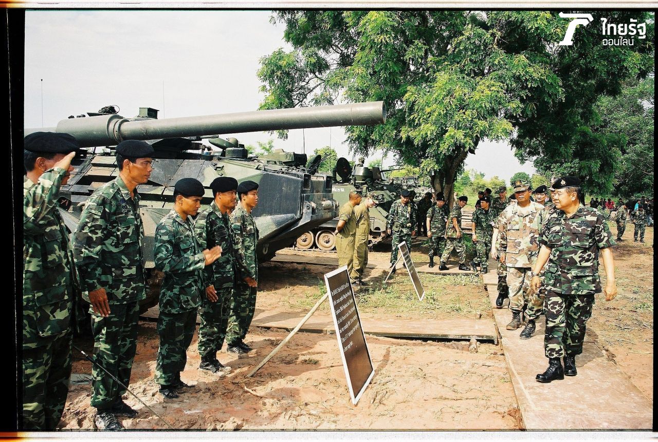 พล.ท.ประวิตร ณ สมัยนั้น ตรวจเยี่ยมการฝึกคอบร้าโกลด์ 