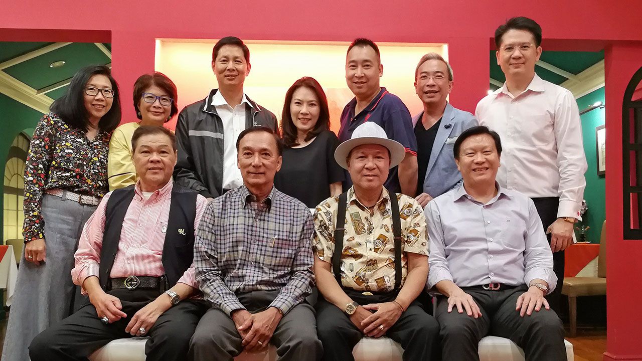 ชื่นมื่น ออมสิน ชีวะพฤกษ์ เป็นประธานในงานเลี้ยงสังสรรค์กลุ่มเพื่อนสนิท โดยมี ณรินณ์ทิพ วิริยะบัณฑิตกุล, พิสิษฐ์ เหล่าศิริรัตน์, ขภัช นิมมานเหมินท์, ฐากร ปิยะพันธ์, สาธร ฉันท์เรืองวณิชย์, พัฒนเศรษฐ์ จังคศิริ และ ดร.ธีรยุทธ ทุมมานนท์ มาร่วมงานด้วย ที่ร้านนูโวลา ทองหล่อ 5 วันก่อน.