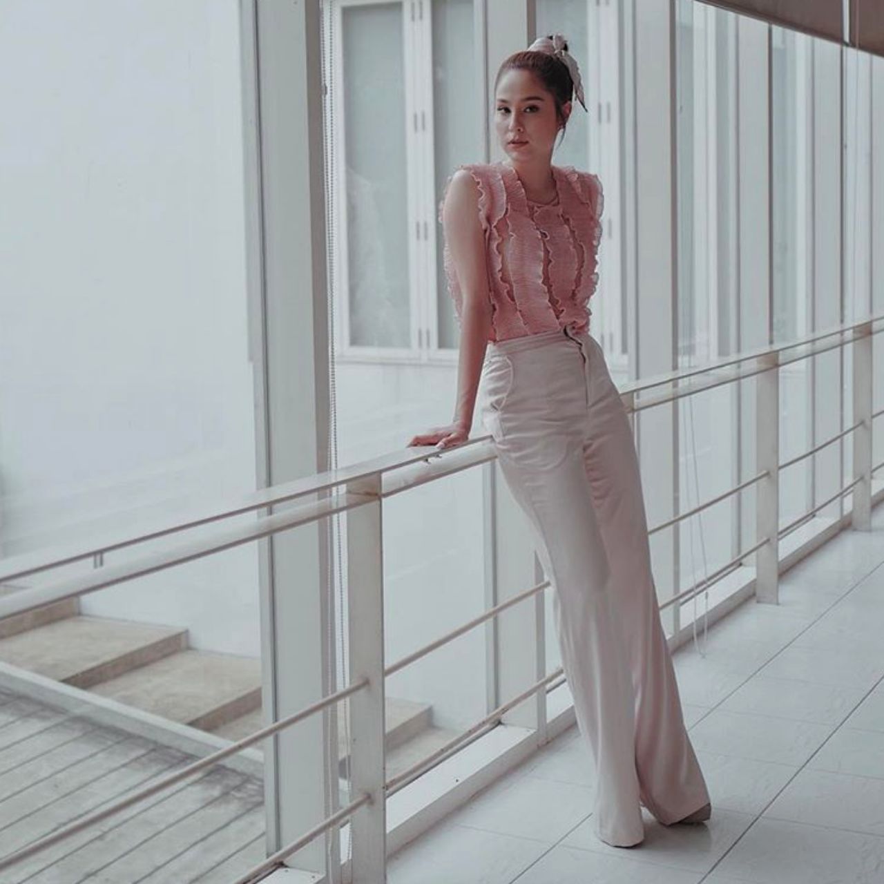 แอบหวานด้วยแขนกุดสีชมพู 