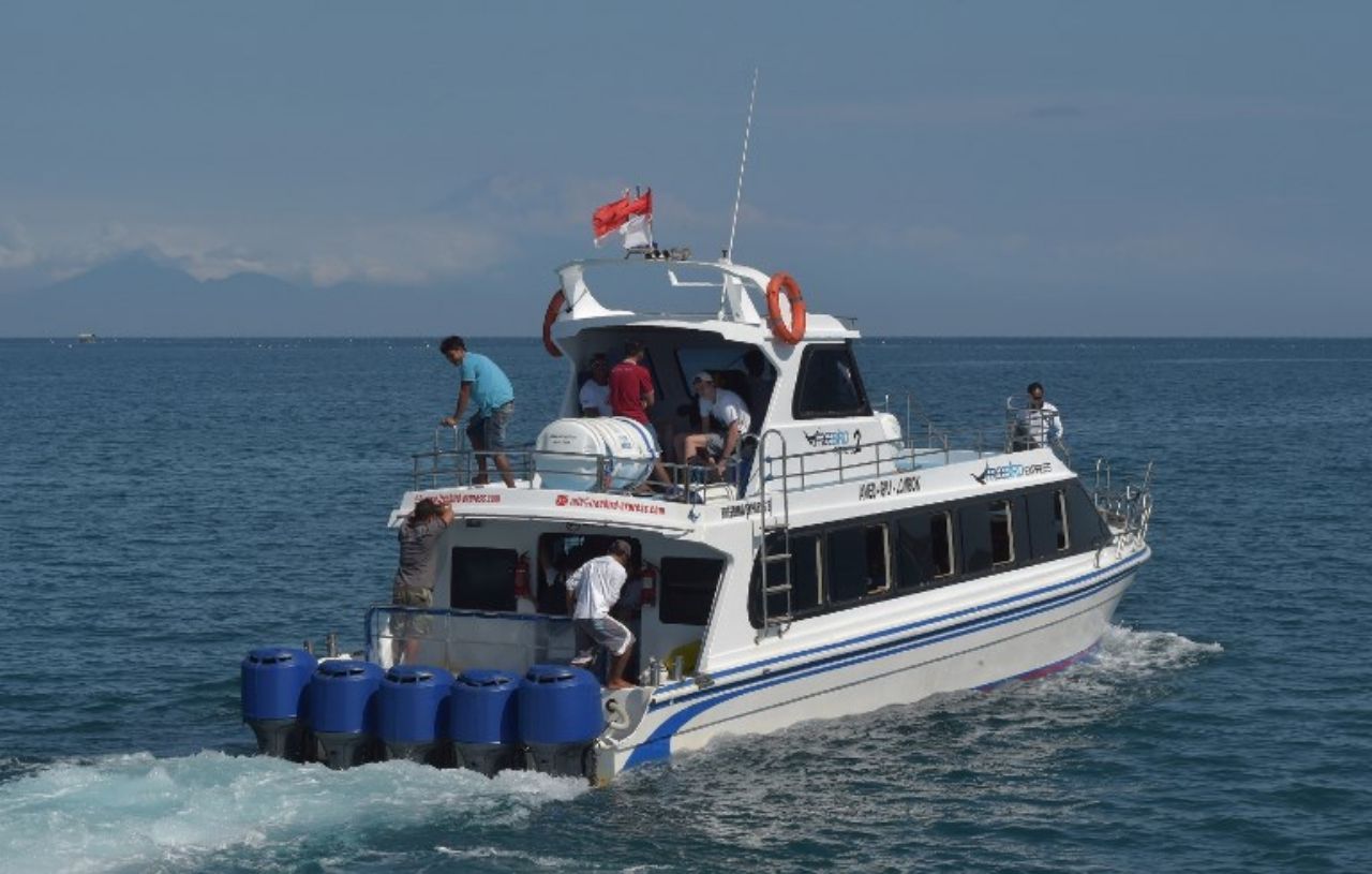 นักท่องเที่ยวนั่งเรือออกจากเกาะบาหลี หลังเกิดแผ่นดินไหวรุนแรงเมื่อช่วงต้นเดือนส.ค.61