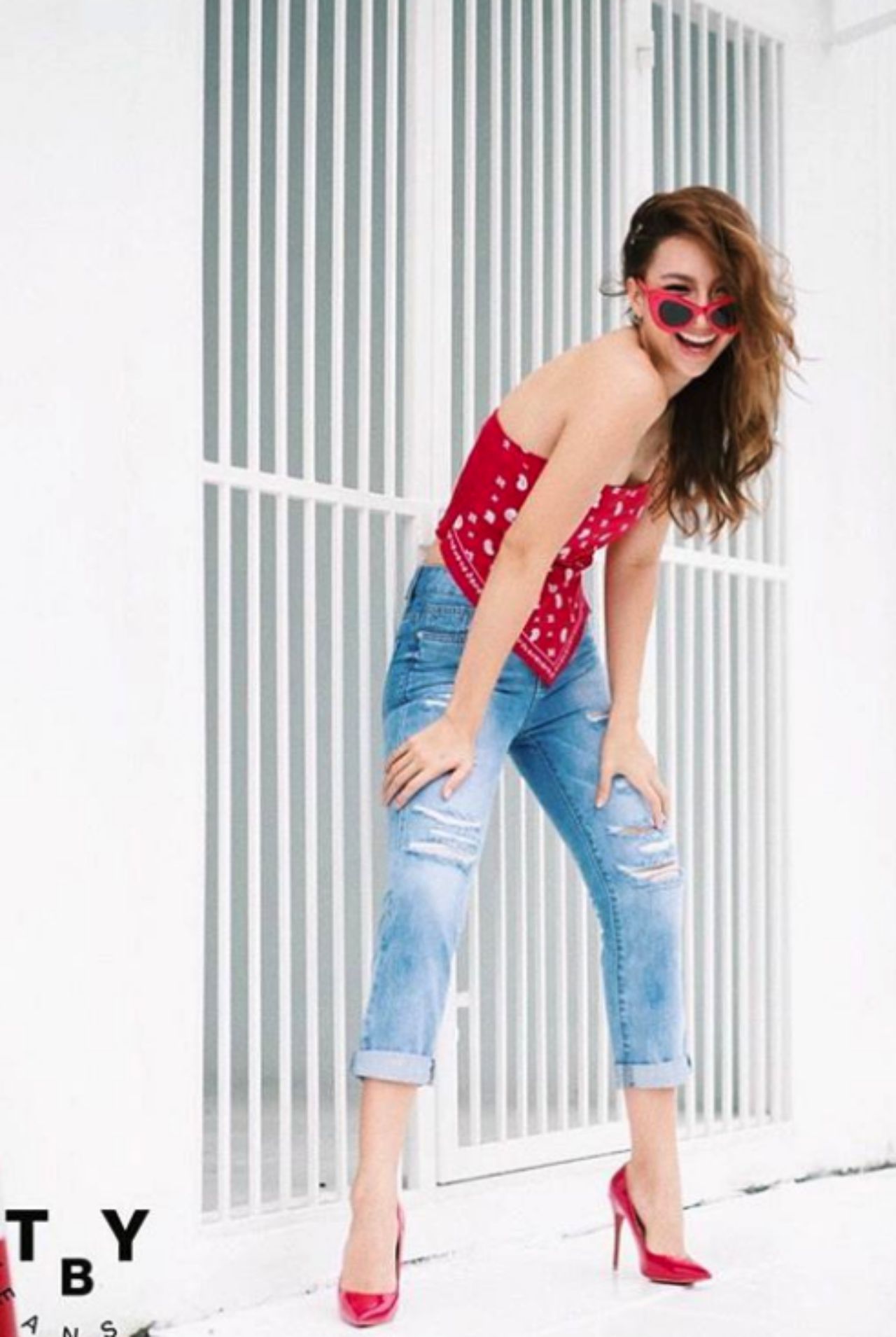 กางเกงยีนส์ขาด กับเกาะอกผ้าเช็ดหน้า  