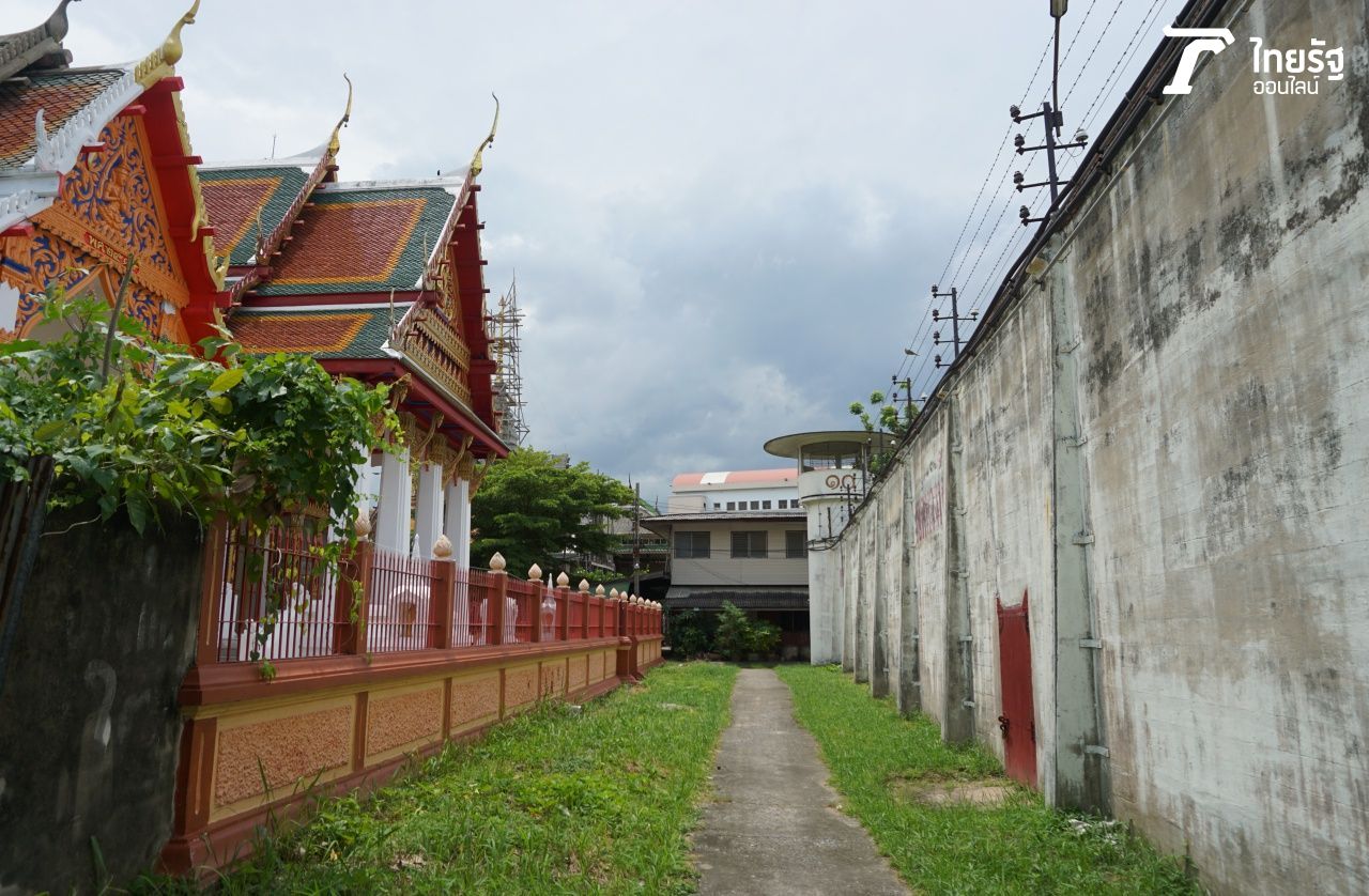 ประตูแดง หรือ ประตูผี ไว้เคลื่อนย้ายศพนักโทษประหารชีวิต