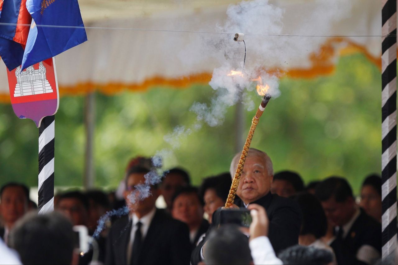 สมเด็จพระมเหศวรนโรดม จักรพงศ์ พระเชษฐาต่างมารดากษัตริย์กัมพูชา ทรง เป็นผู้แทนพระองค์จุดไฟพระราชทานเพลิงศพหม่อม อู๊ก พัลลา