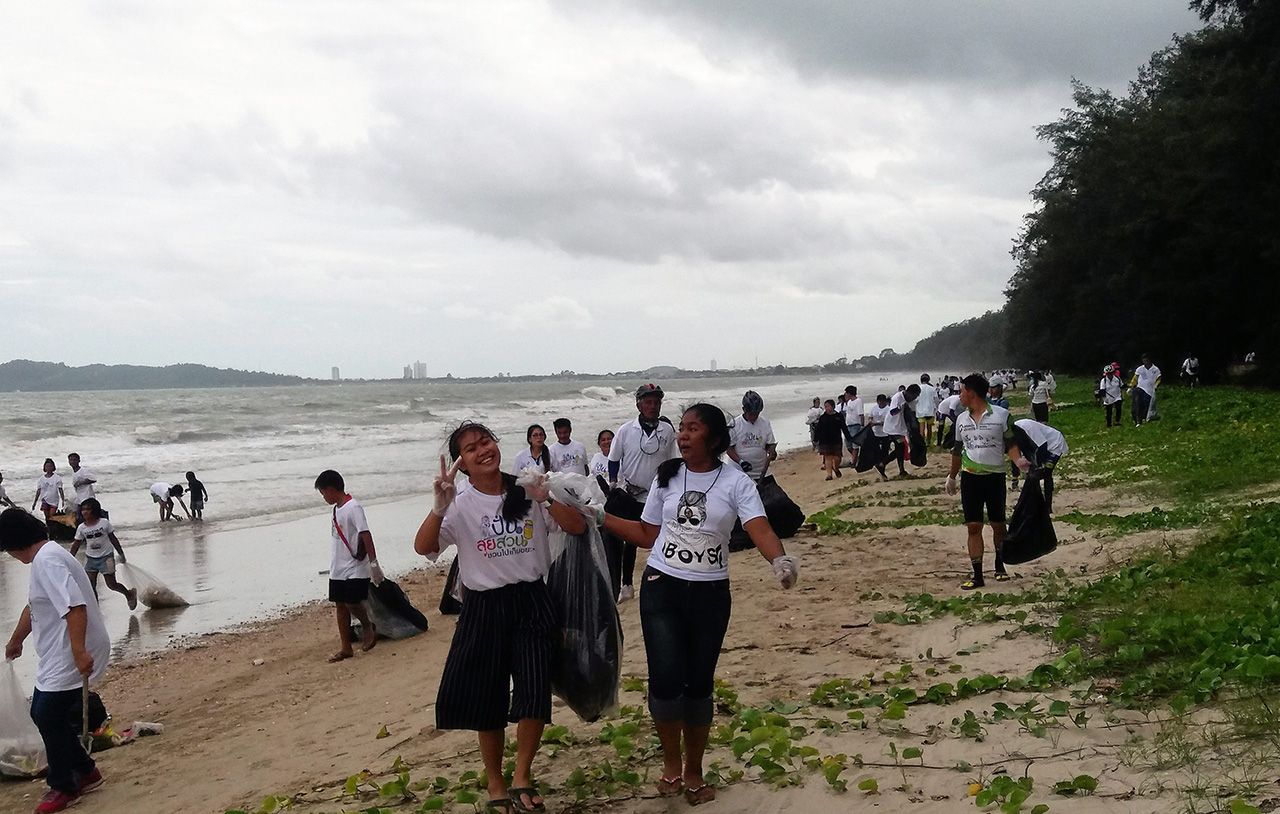 ผู้เข้าร่วมกิจกรรม “ปั่นลุยสวน ชวนไปเก็บขยะ” ช่วยกันเก็บขยะ ตามชายหาด ด้วยความภาคภูมิใจที่ได้ช่วยอนุรักษ์ธรรมชาติ.