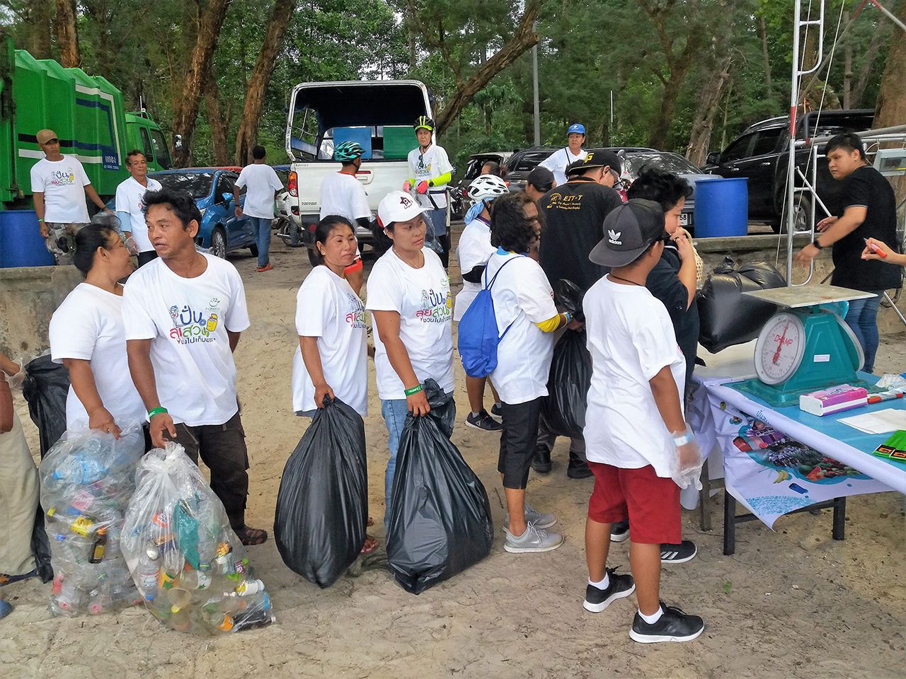 บรรดานักปั่นจากทั่วประเทศและใน จ.ระยอง ช่วยกันนำขยะที่เก็บได้ไปชั่งน้ำหนัก เป็นสถิติในการเก็บขยะ.