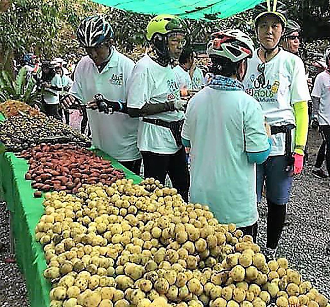 นักปั่นพากันชิมผลไม้ขึ้นชื่อของ จ.ระยอง ที่นำไปให้ชิมกันแบบไม่อั้นตลอดงาน.